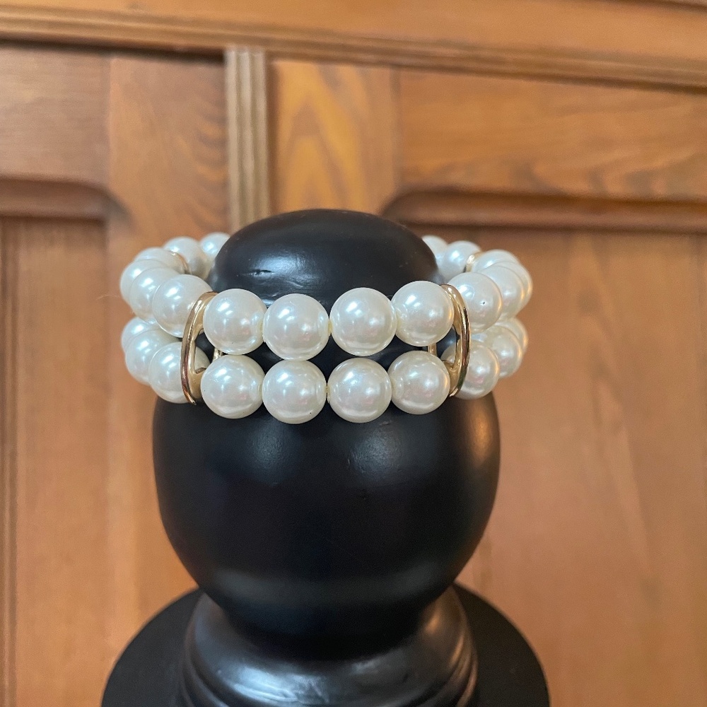 Faux pearl/gold tone stretch bracelet